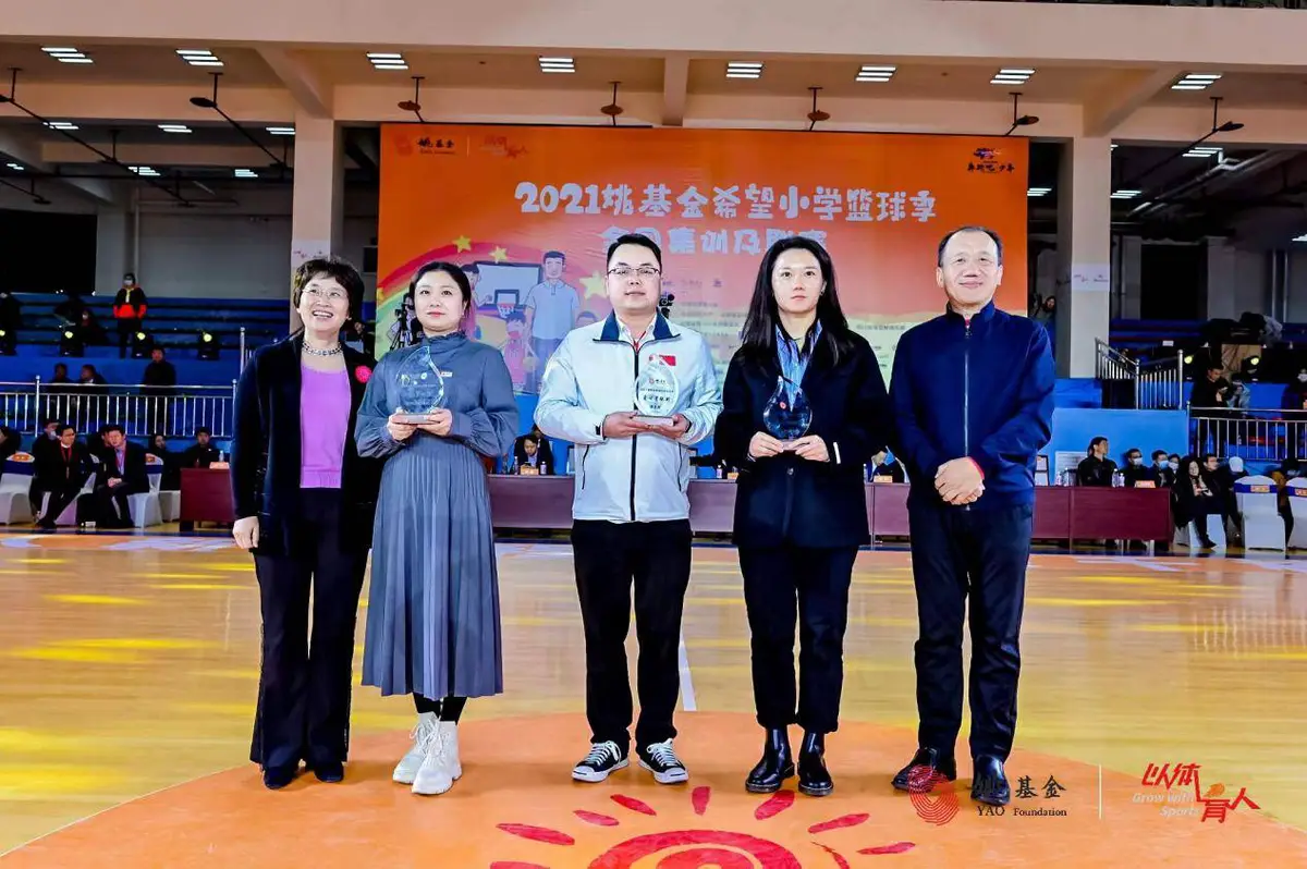 老年篮球爱好者如何保持罚球的手感?_0